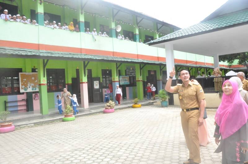 Zola Janjikan Bangun Lab dan Musholla untuk SD, SMP, SMA  Islam Al Falah