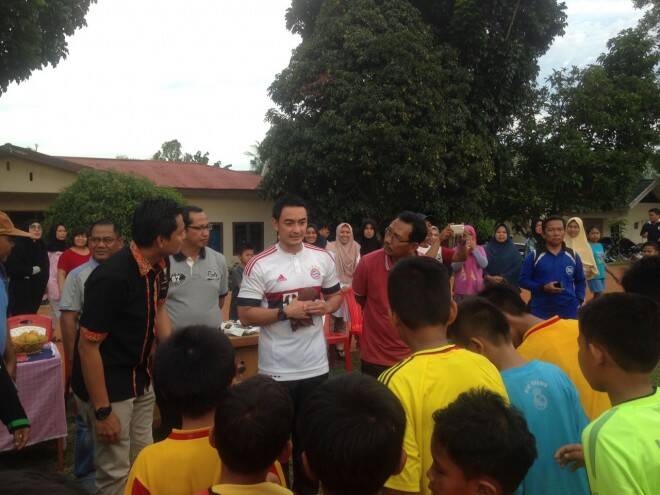 Zola Motivasi dan Beri Bantuan Kepada SSB Gelora Karya