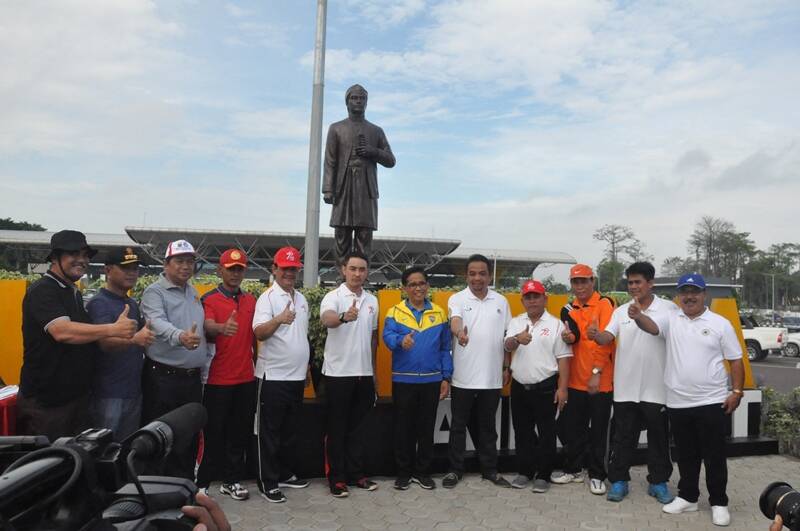 Zola Resmikan Patung Sultan Thaha Di Bandara