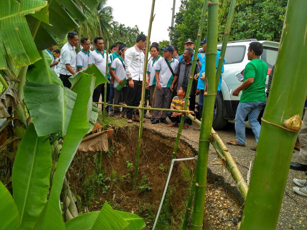 Zola Tinjau Pembangunan Jalan dan Tebing Sungai yang Longsor