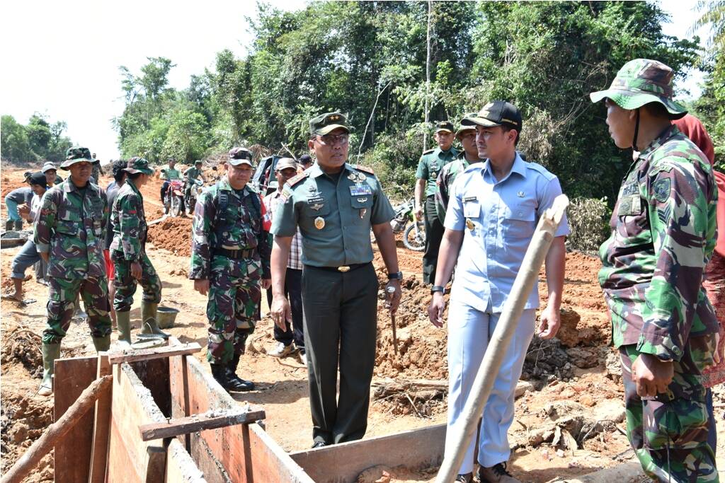Zola Tinjau Pembangunan Jalan Program TMMD