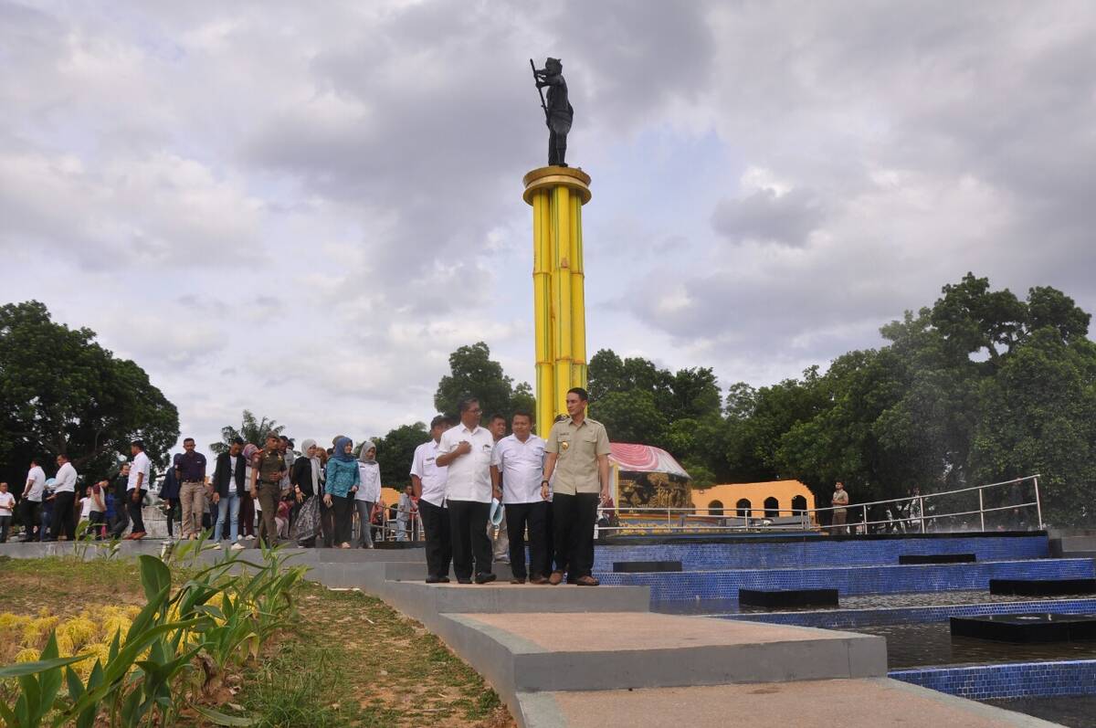 Zola Tinjau Taman Tugu Juang